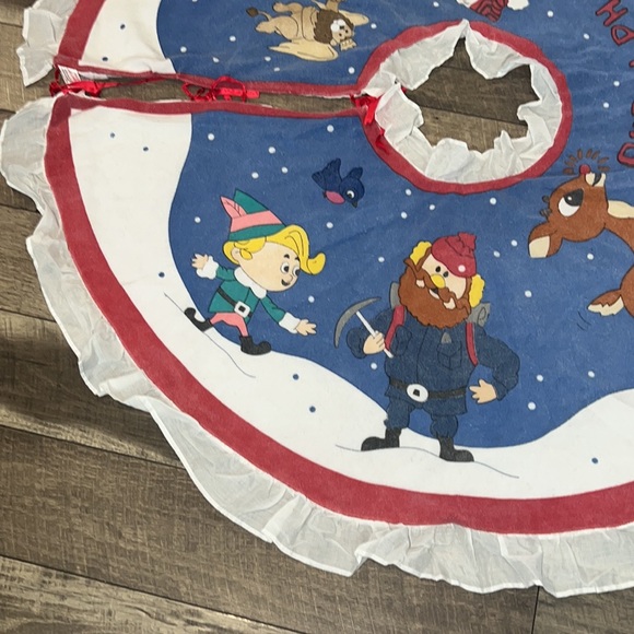 CVS vtg Rudolph the Red Nose reindeer & Island of Misfits Christmas tree skirt - Picture 7 of 15